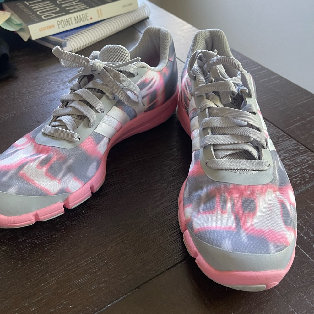 WOMENS ADIDAS SHOE 9.5 - NEW